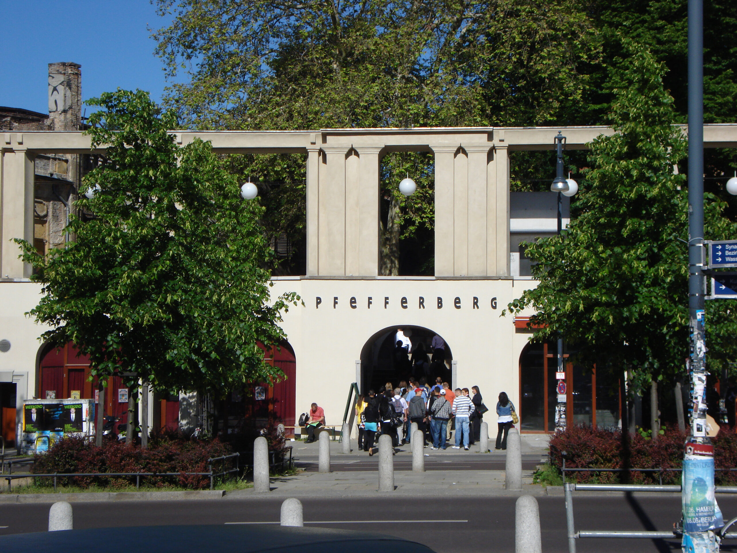 eine Gruppe junger Menschen geht den Aufgang zum Biergarten im Pfefferberg hinauf